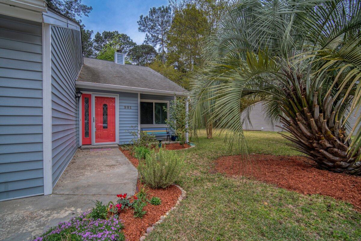 201 Pebble Creek Road Summerville, SC 29486 - Photo 3 of 25 201 Pebble Creek-50