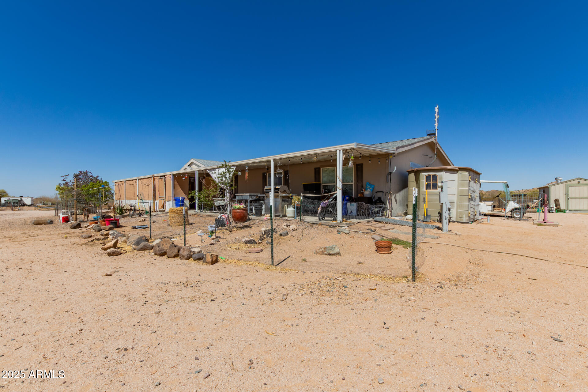 1347 South Oak Road Maricopa, AZ 85139 - Photo 3 of 30 a view of open space with seating area