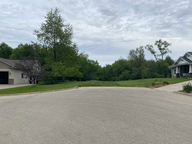 $199,000 | 940 Calhoun Drive, Platteville, WI 53818