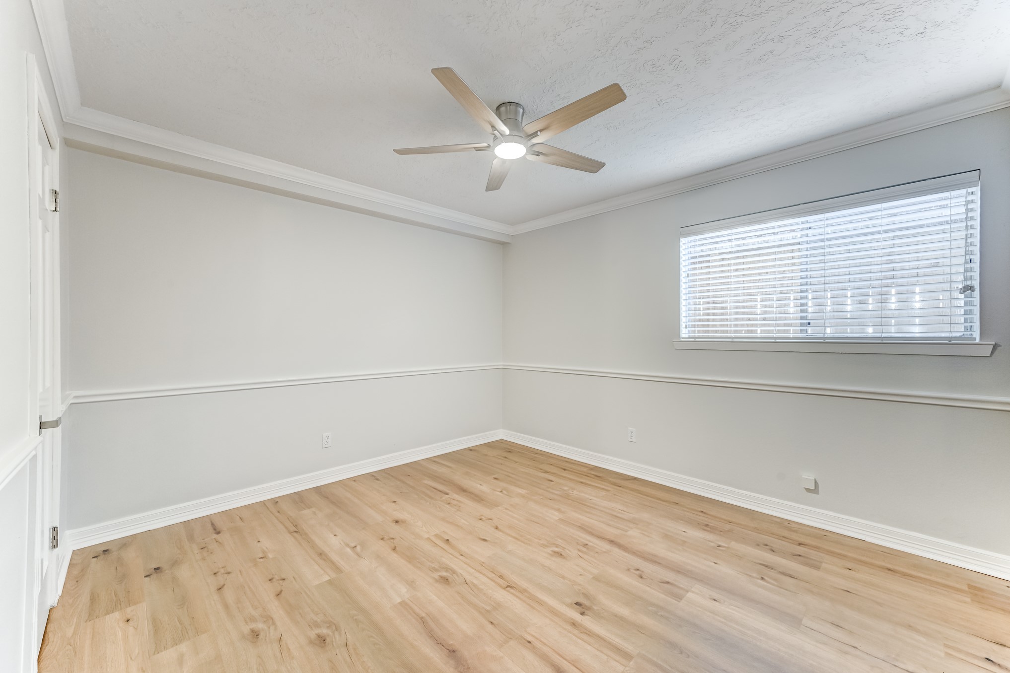 3224 Timmons Lane, Unit 157 Houston, TX 77027 - Photo 27 of 30 a view of a big room with wooden floor and windows