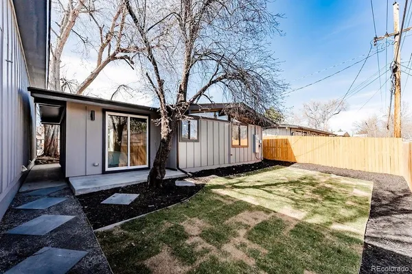 a view of back yard of the house
