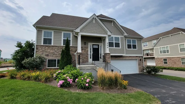 $2,795 | 200 Goldenrod Drive, Elgin, IL 60124