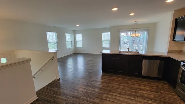 $2,795 | 200 Goldenrod Drive, Elgin, IL 60124