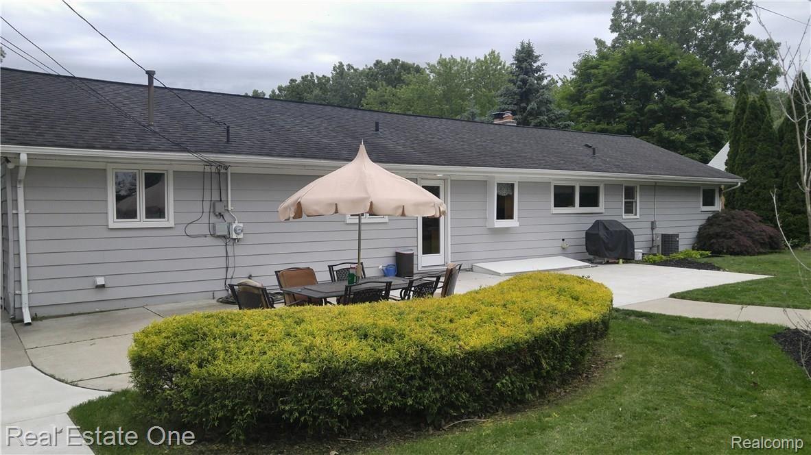 47270 Maben Road Canton, MI 48187 - Photo 5 of 21 Back patio