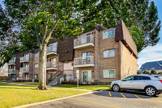 $1,695 | 613 West Central Road, Unit B7, Mount Prospect, IL 60056