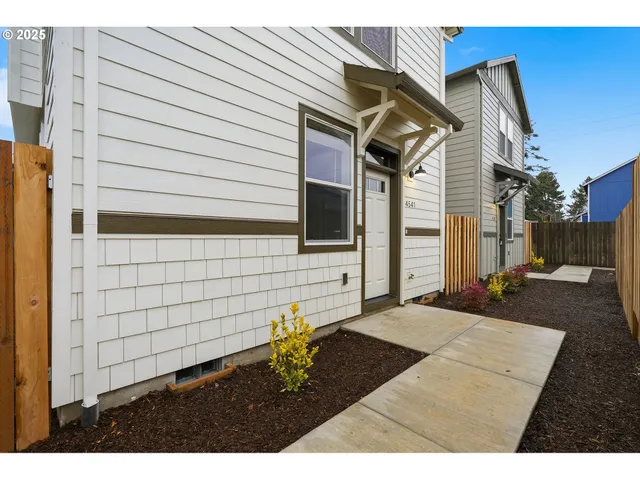 $369,900 | 4541 Southeast 97th Avenue, Portland, OR 97266