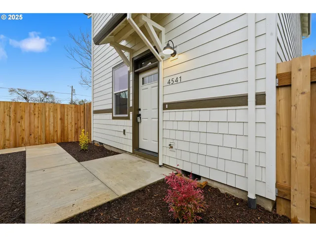 $369,900 | 4541 Southeast 97th Avenue, Portland, OR 97266