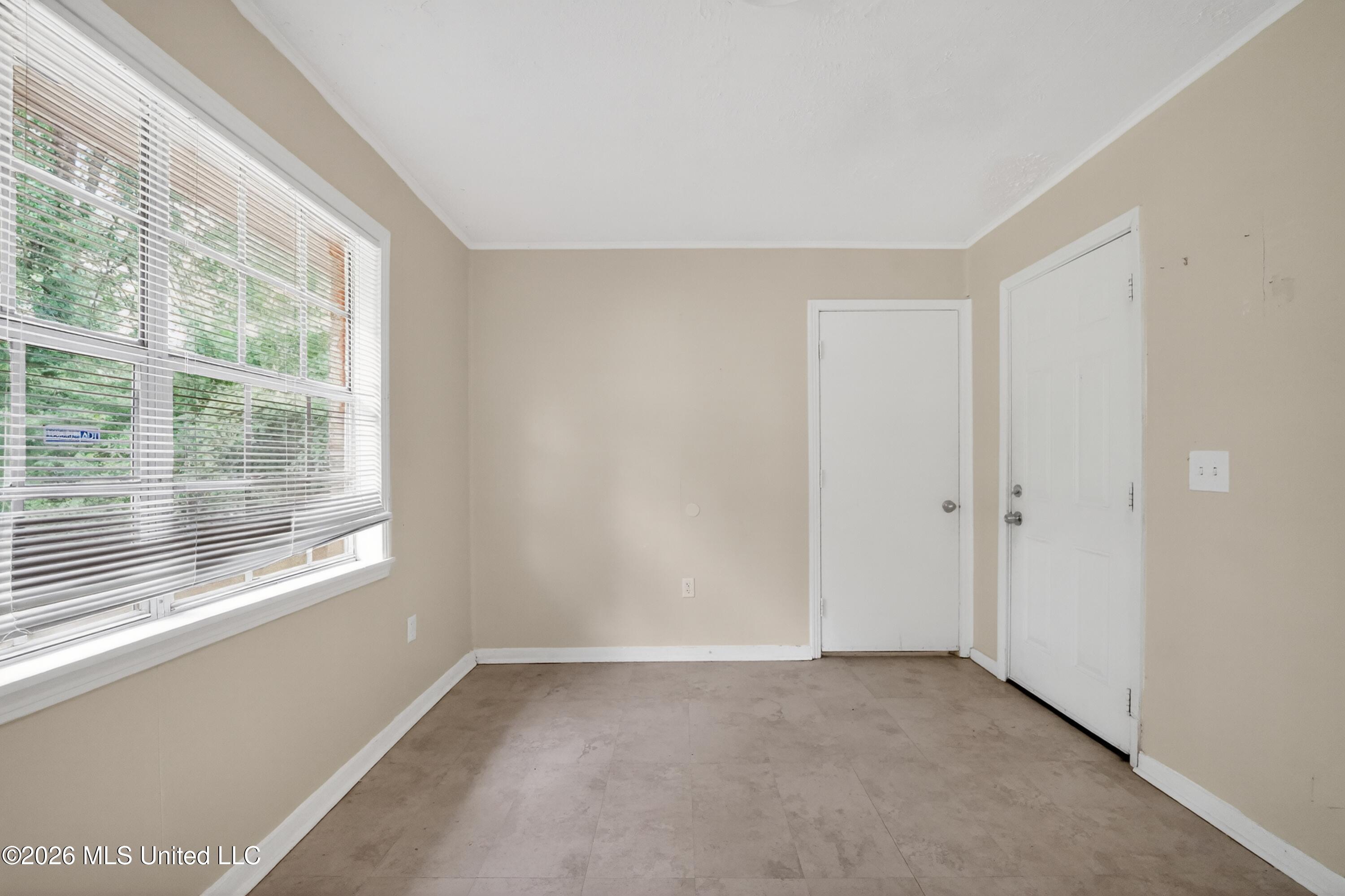 6578 Van Buren Road Jackson, MS 39213 - Photo 17 of 42 17_6578_Van_Buren_Rd-Living_room-7255