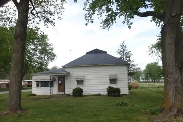 a house that is sitting in the grass