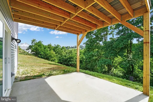 a view of a yard with an tree