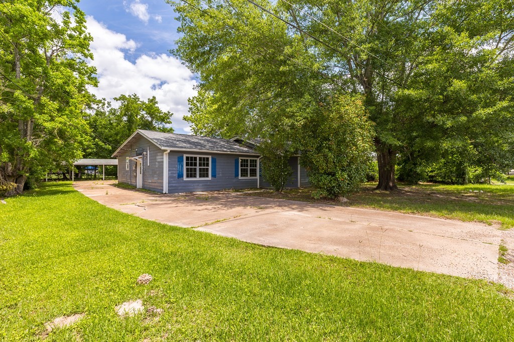 2915 Freeman Street Lufkin, TX 75901 - Photo 32 of 33 a backyard of a house with table and chairs