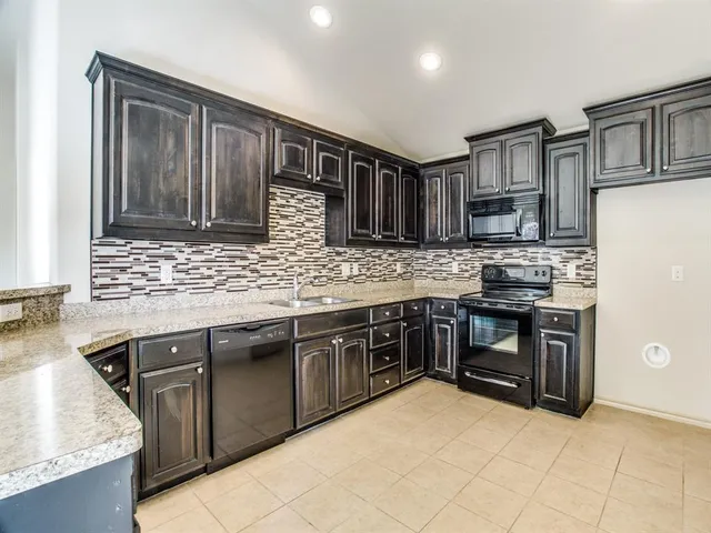 $1,795 | 1325 Briarwood Drive, Azle, TX 76020