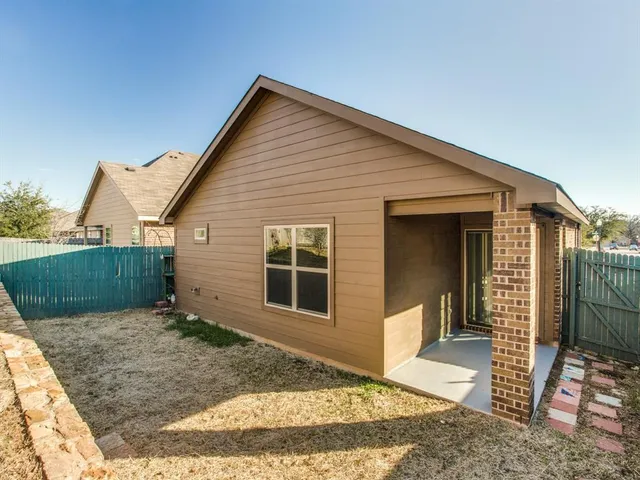 $1,795 | 1325 Briarwood Drive, Azle, TX 76020