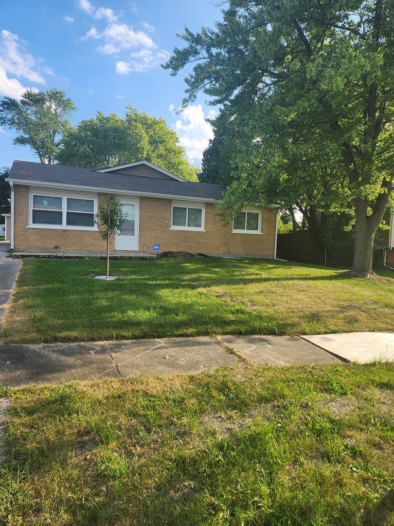 547 Regent Road University Park, IL 60484 - Photo 1 of 14 a backyard of a house
