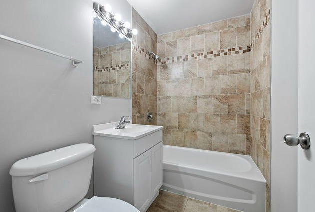 547 Regent Road University Park, IL 60484 - Photo 10 of 14 a bathroom with a toilet sink and shower