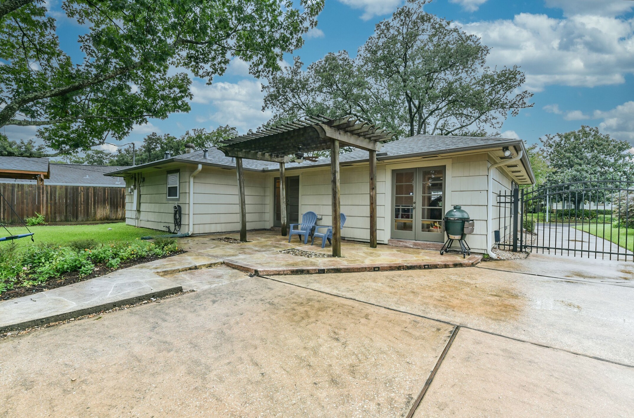 906 Bay Oaks Road Houston, TX 77008 - Photo 23 of 26 A secure, gated driveway with access into the detached two car garage creates additional space for at-home workouts or welcoming family and friends.