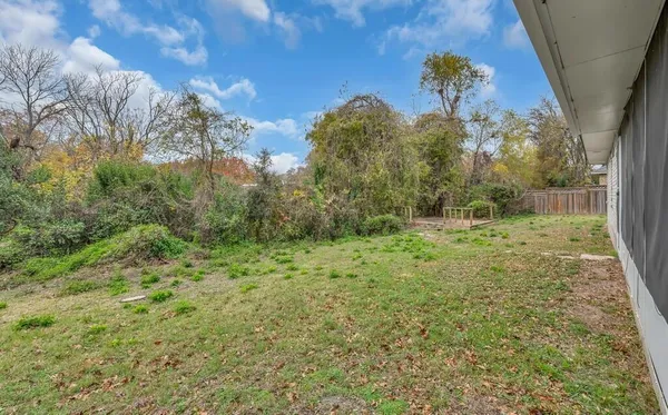 a view of a backyard