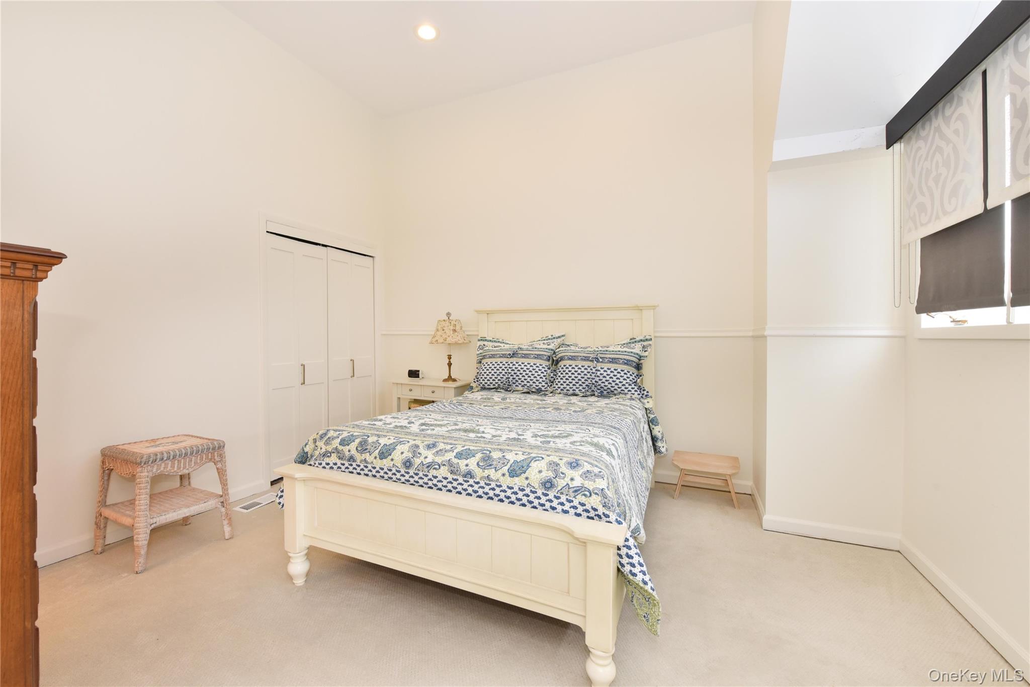 142 I U Willets Road Albertson, NY 11507 - Photo 25 of 32 a bedroom with a bed and a television