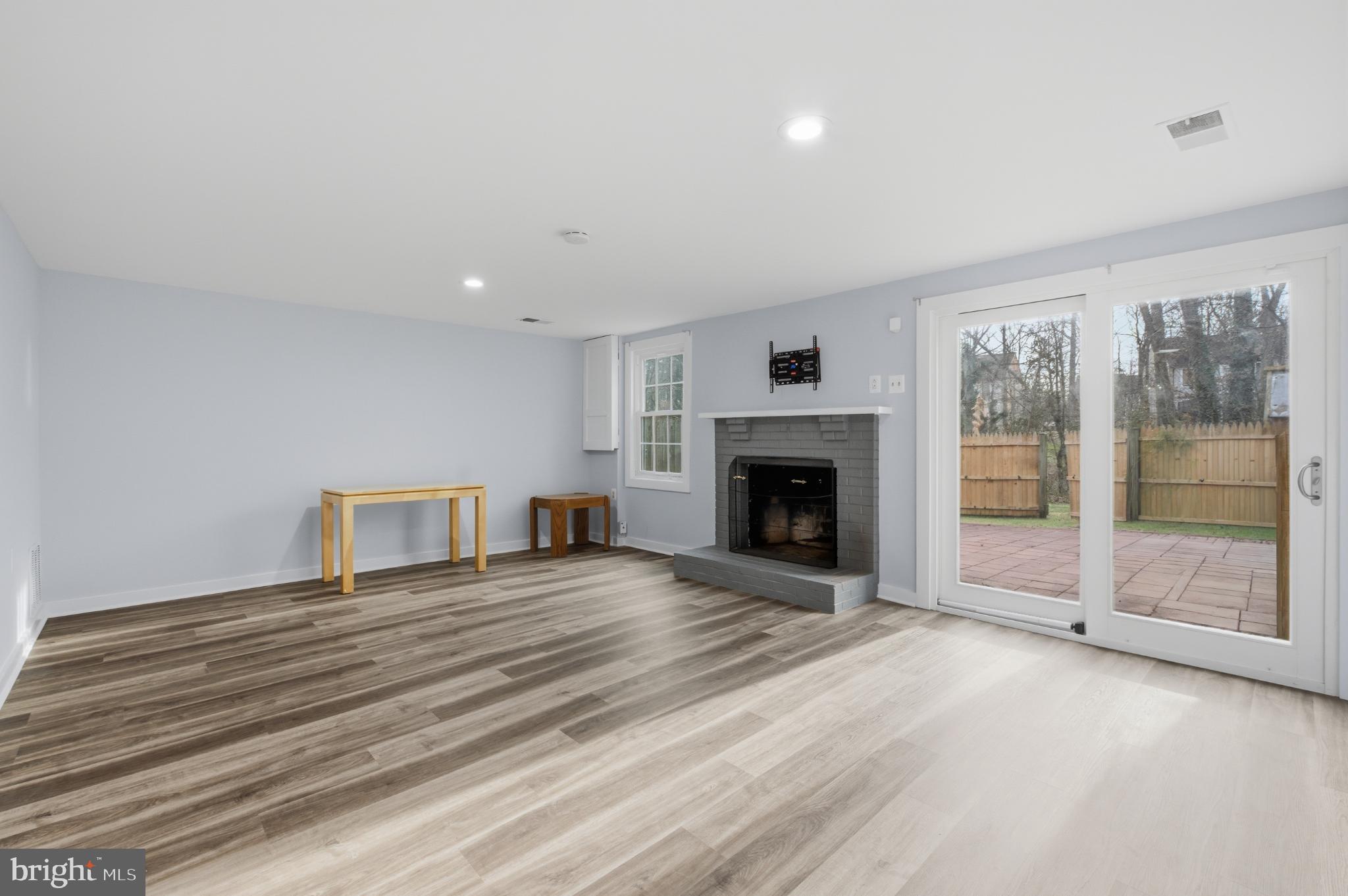 2917 Seminole Road Woodbridge, VA 22192 - Photo 7 of 44 Spacious, light-filled living area with charm.