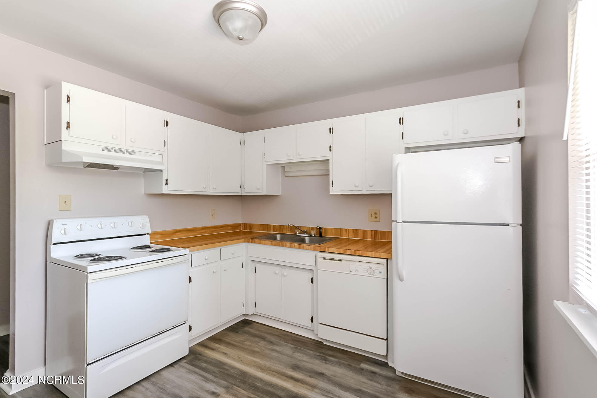 201 Shipman Road, Unit D15 Havelock, NC 28532 - Photo 5 of 10 IMG_4060