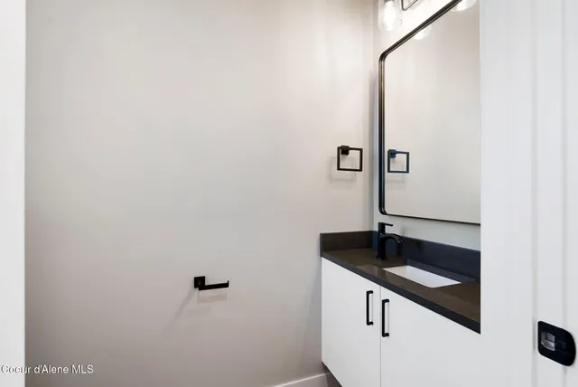 $1,800,000 | 1683-1679 Onyx Court, Sandpoint, ID 83864