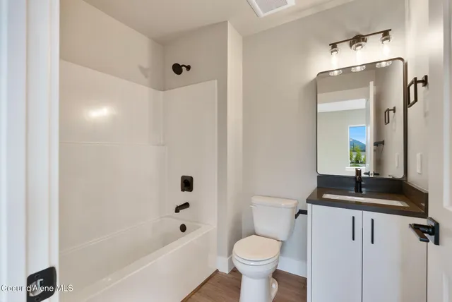 $1,800,000 | 1683-1679 Onyx Court, Sandpoint, ID 83864