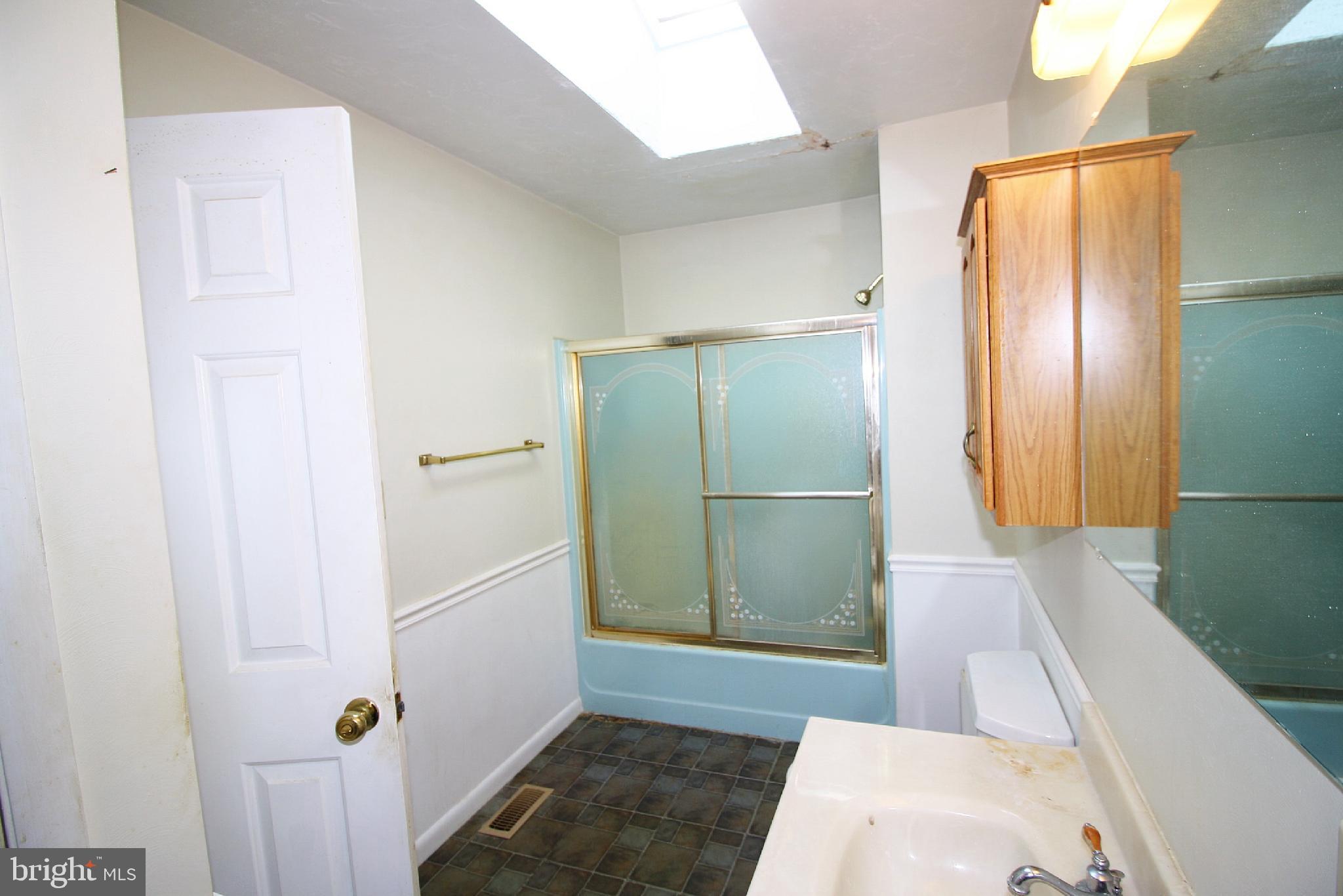7863 Gnatstown Road Hanover, PA 17331 - Photo 33 of 42 Full Bathroom