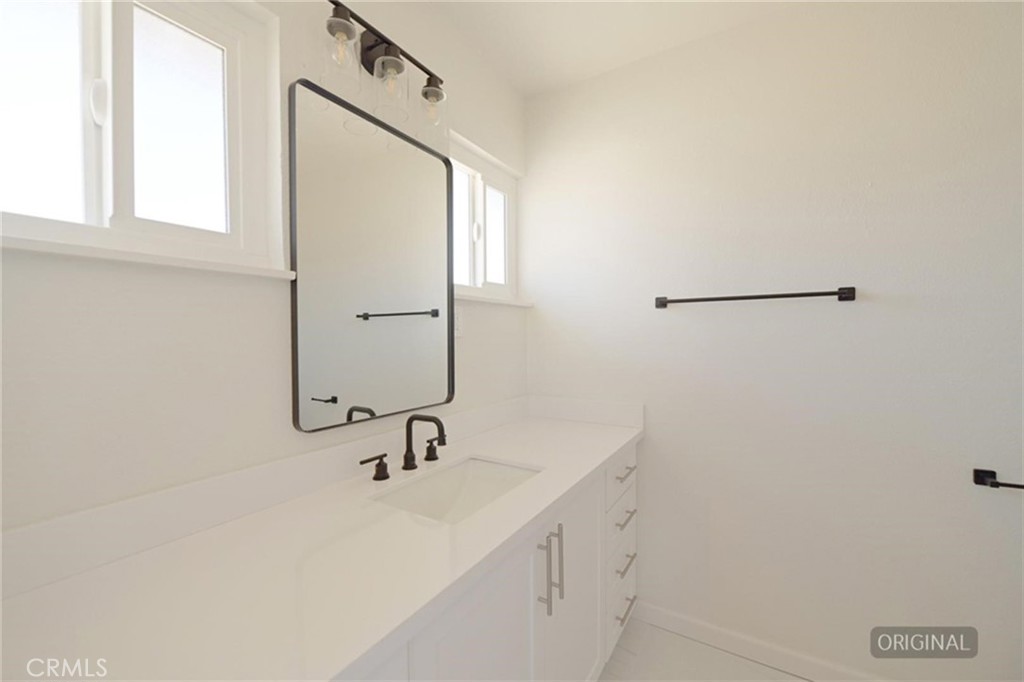 18190 Hiawatha Road Apple Valley, CA 92307 - Photo 13 of 28 Primary Bathroom