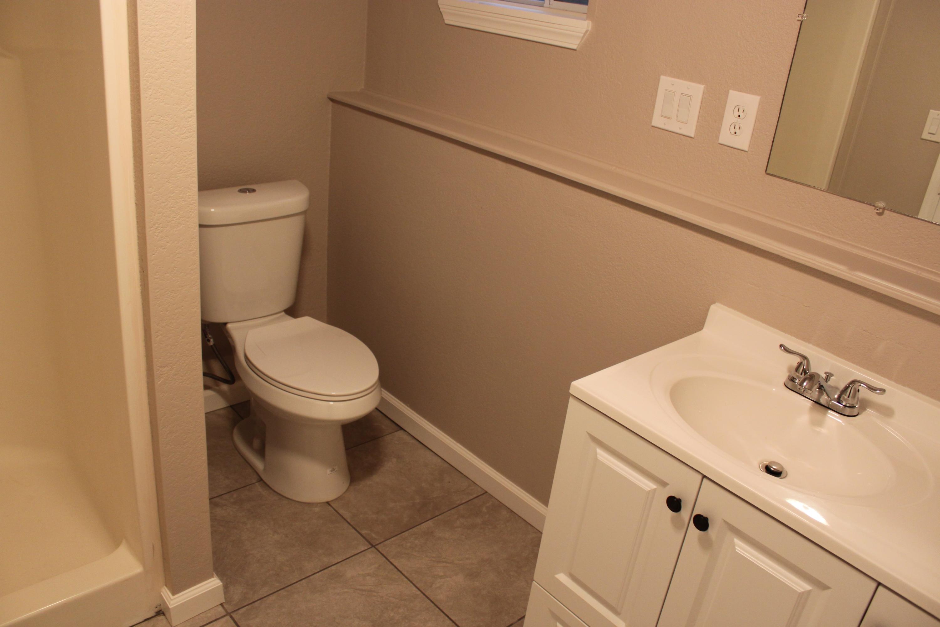 22158 Sunshine Way Redding, CA 96003 - Photo 14 of 29 Bathroom
