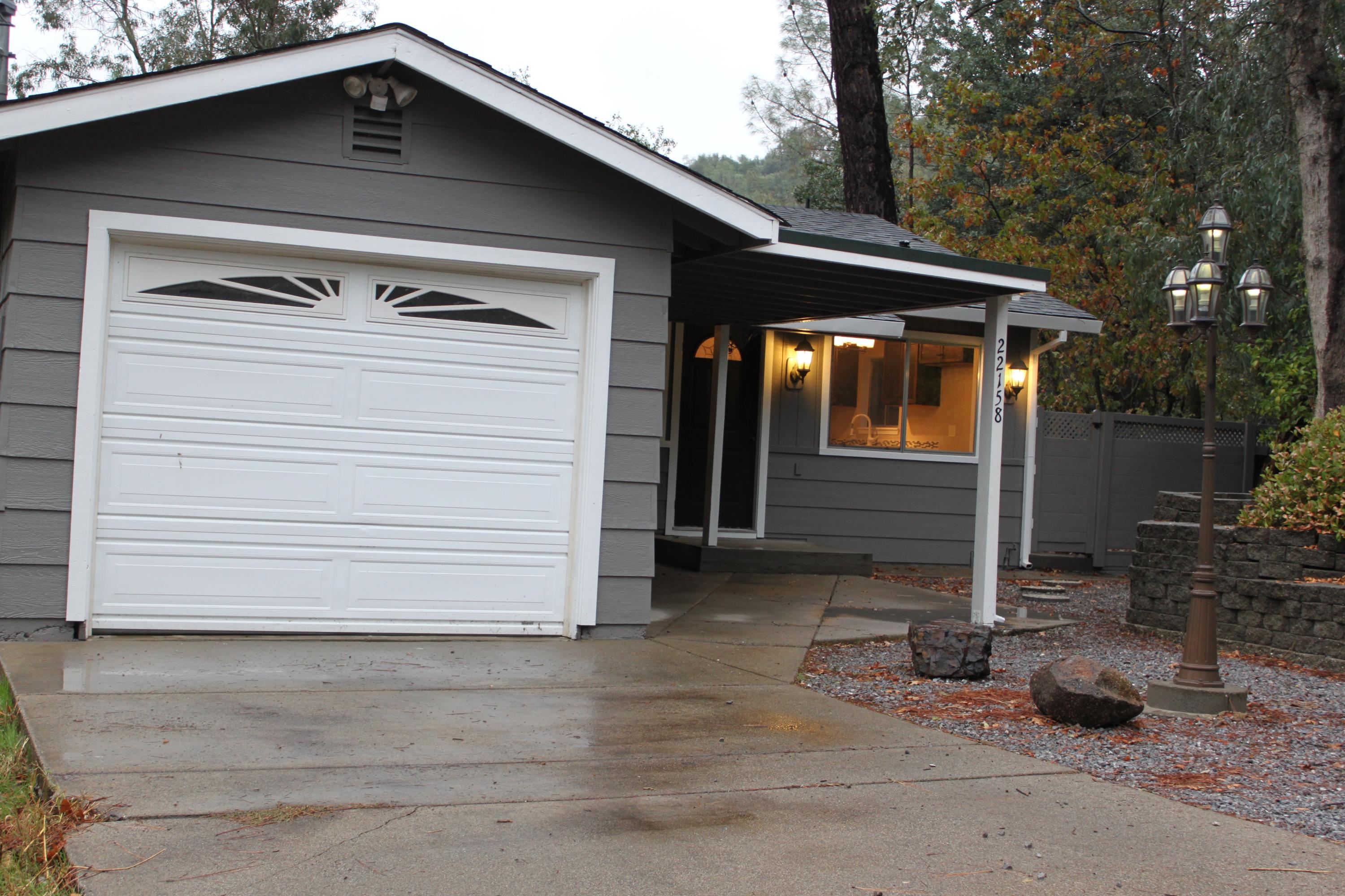 22158 Sunshine Way Redding, CA 96003 - Photo 2 of 29 Front of home/garage
