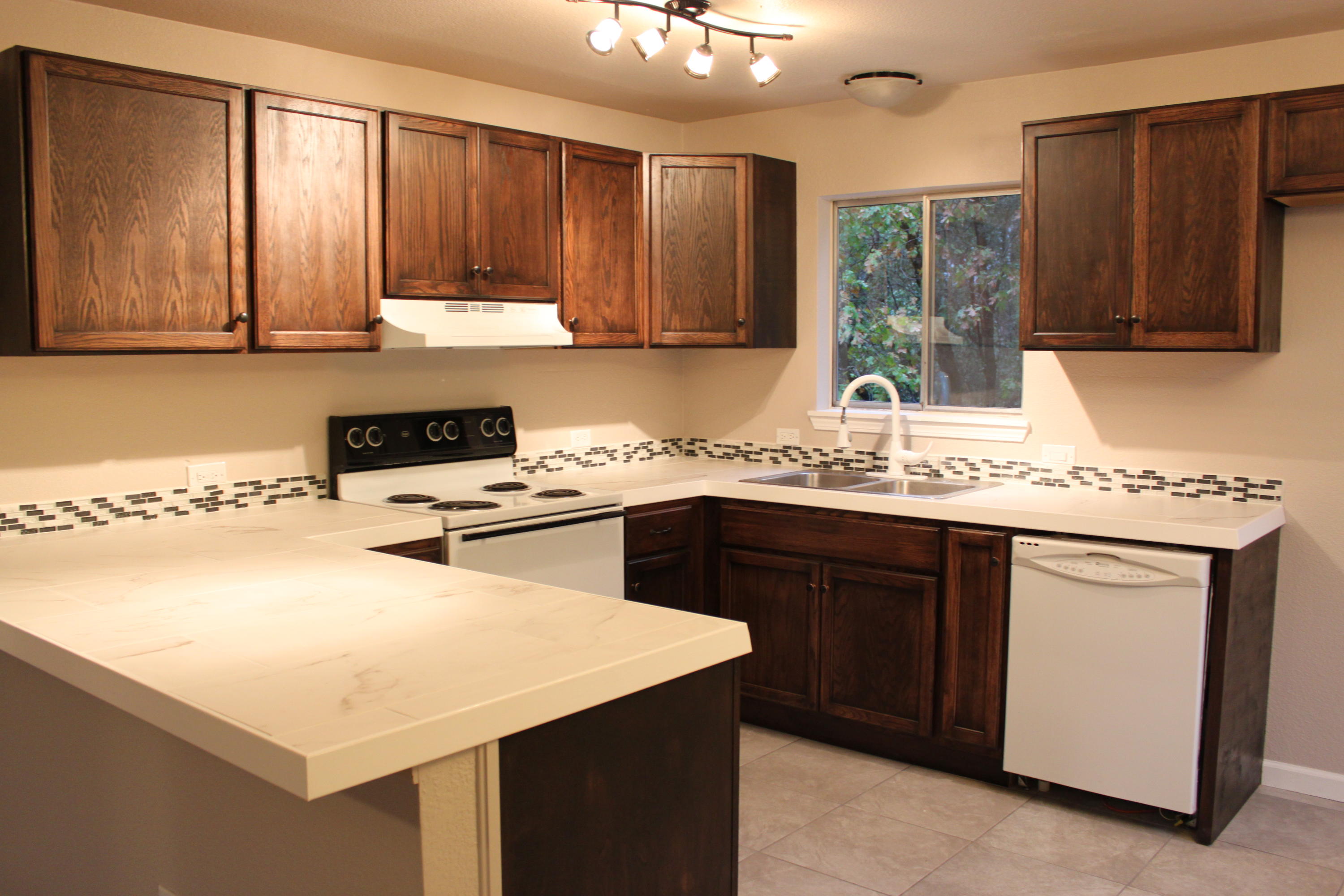 22158 Sunshine Way Redding, CA 96003 - Photo 5 of 29 Kitchen