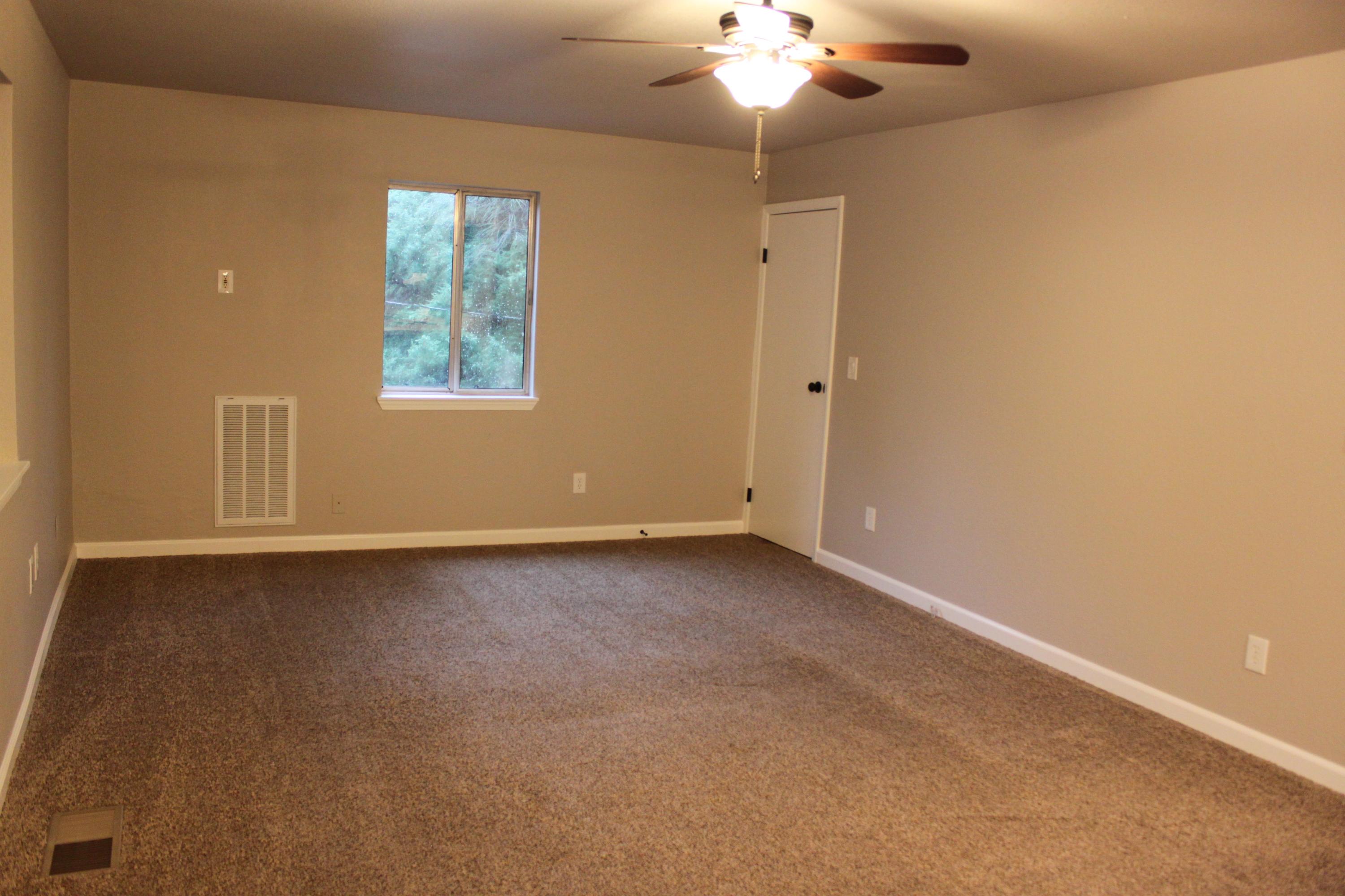 22158 Sunshine Way Redding, CA 96003 - Photo 6 of 29 Living room