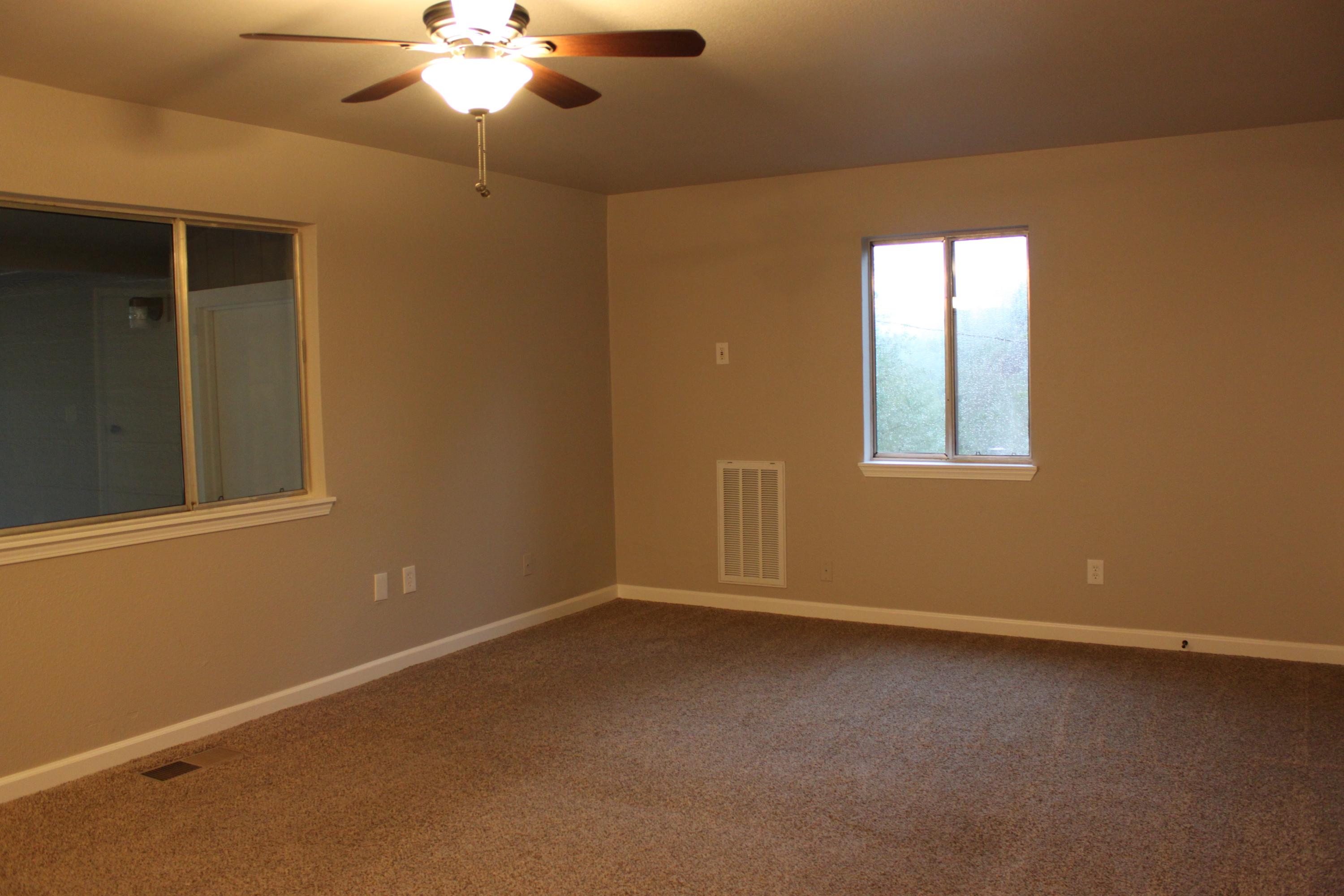 22158 Sunshine Way Redding, CA 96003 - Photo 7 of 29 Living room