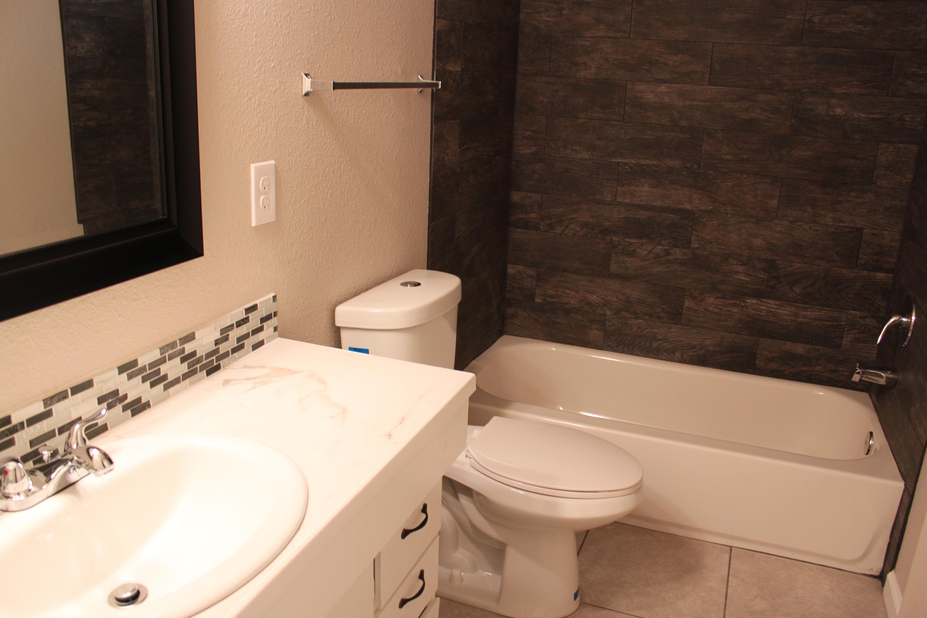 22158 Sunshine Way Redding, CA 96003 - Photo 8 of 29 Hall Bathroom