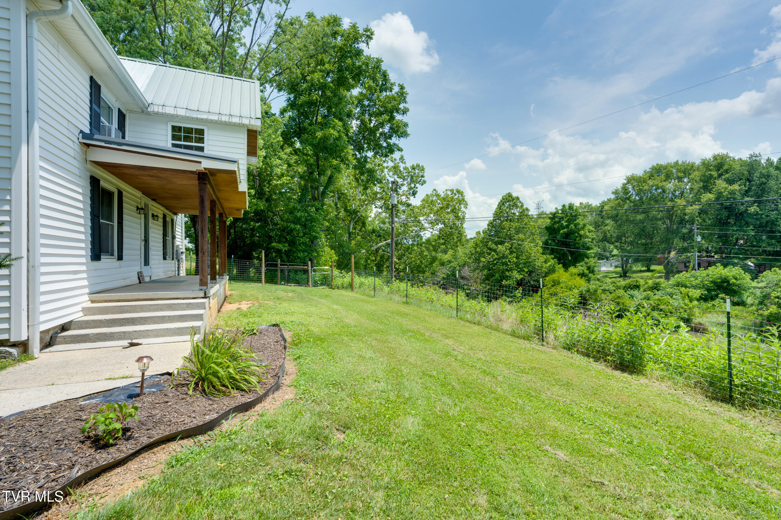 208 Buffalo Road Bluff City, TN 37618 - Photo 4 of 90 004