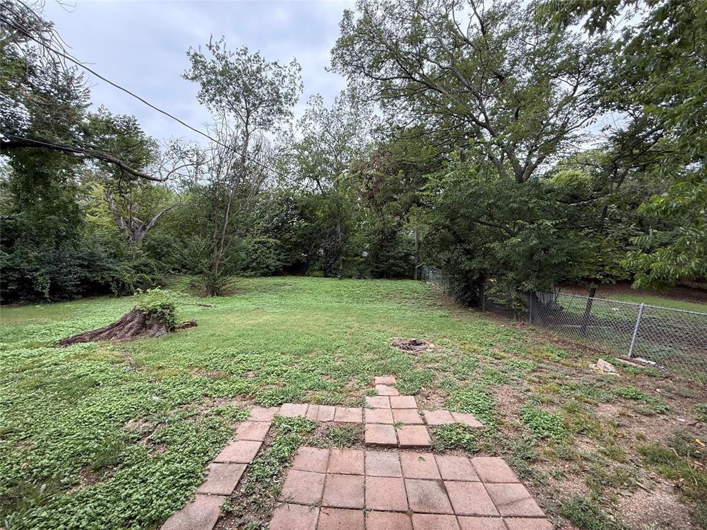4748 South Ridge Terrace Fort Worth, TX 76133 - Photo 13 of 15 a view of a backyard with a garden