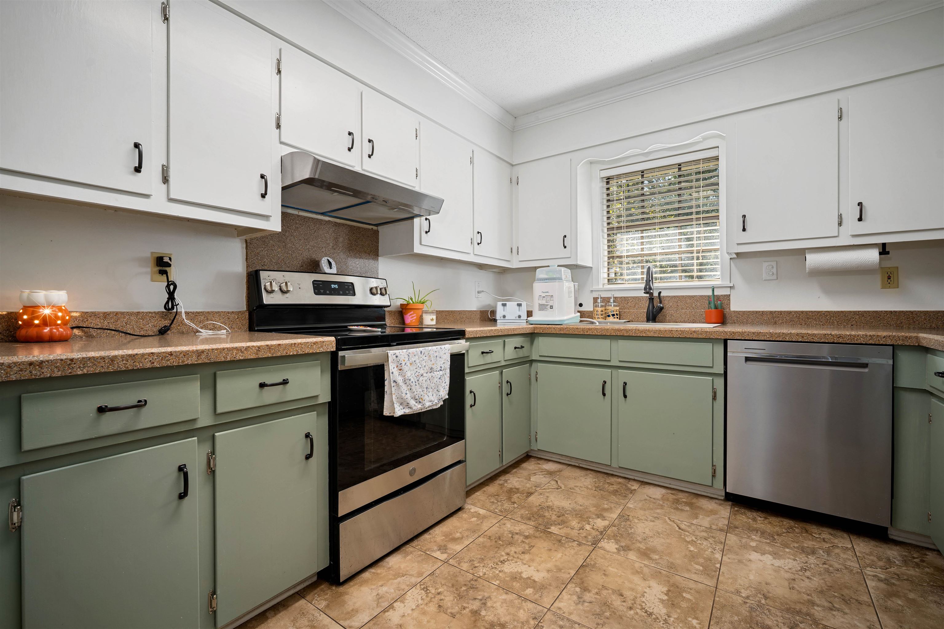 74 Caisson Trace Daphne, AL 36527 - Photo 7 of 26 Kitchen