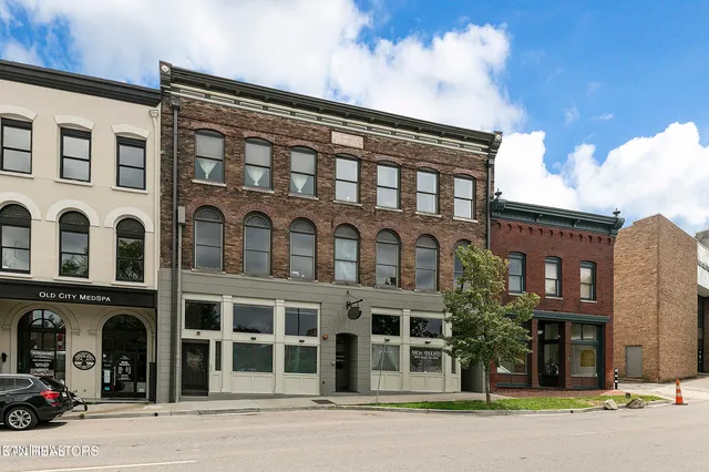 $2,750 | 106 West Summit Hill Drive Southwest, Unit 302, Knoxville, TN 37902