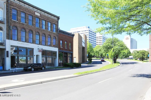 $2,750 | 106 West Summit Hill Drive Southwest, Unit 302, Knoxville, TN 37902