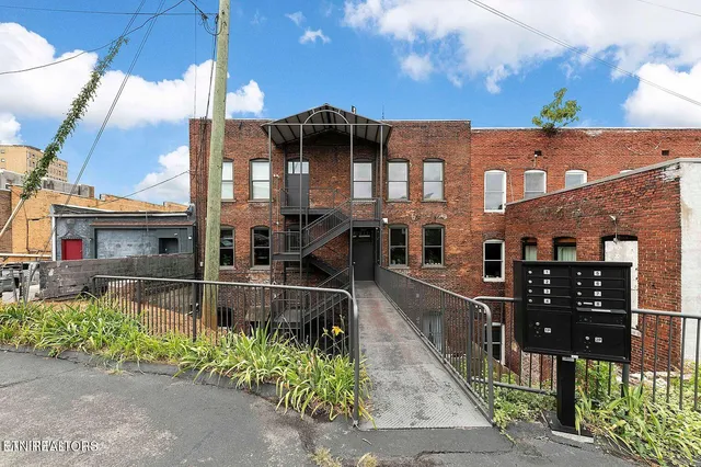 $2,750 | 106 West Summit Hill Drive Southwest, Unit 302, Knoxville, TN 37902