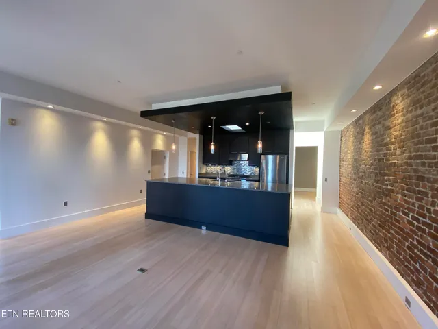 $2,750 | 106 West Summit Hill Drive Southwest, Unit 302, Knoxville, TN 37902