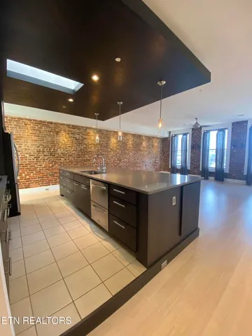 $2,750 | 106 West Summit Hill Drive Southwest, Unit 302, Knoxville, TN 37902