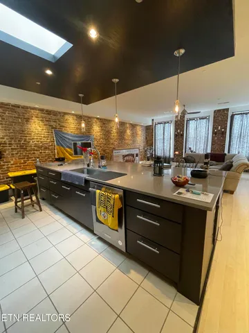 $2,750 | 106 West Summit Hill Drive Southwest, Unit 302, Knoxville, TN 37902