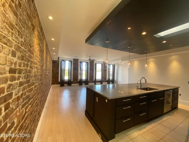 $2,750 | 106 West Summit Hill Drive Southwest, Unit 302, Knoxville, TN 37902