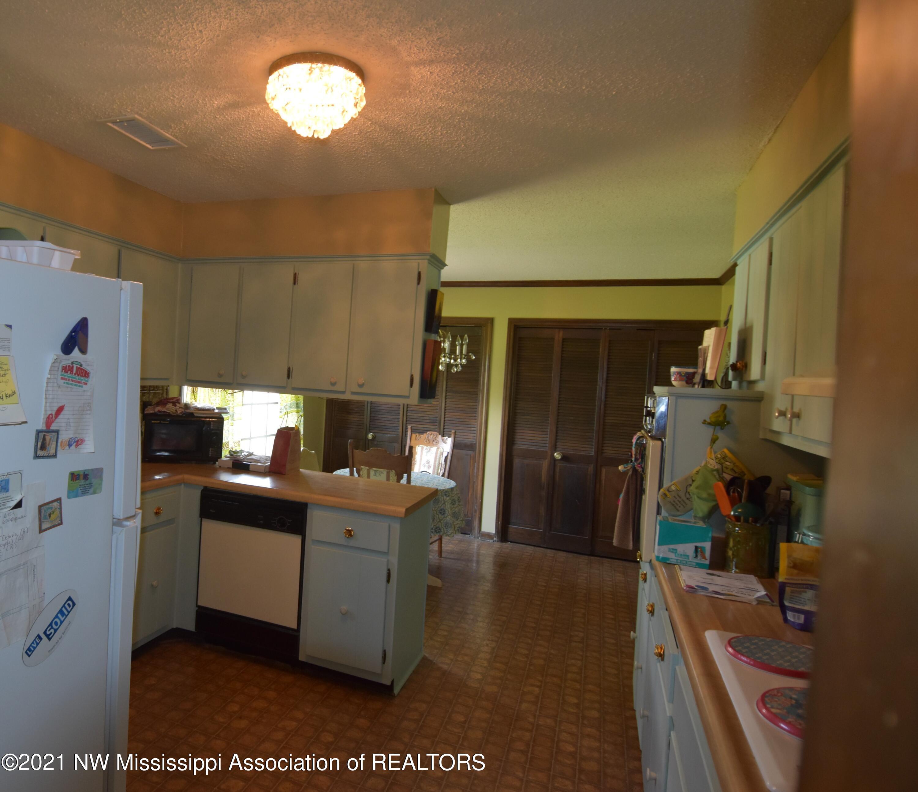 7212 Maplewood Road Olive Branch, MS 38654 - Photo 5 of 12 Kitchen & Breakfast Room