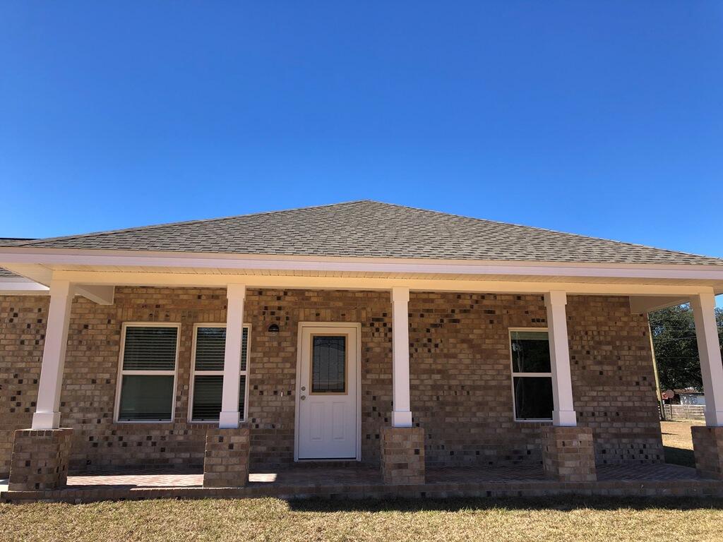 52 Magnolia Street Niceville, FL 32578 - Photo 2 of 16 front view of a house with a yard