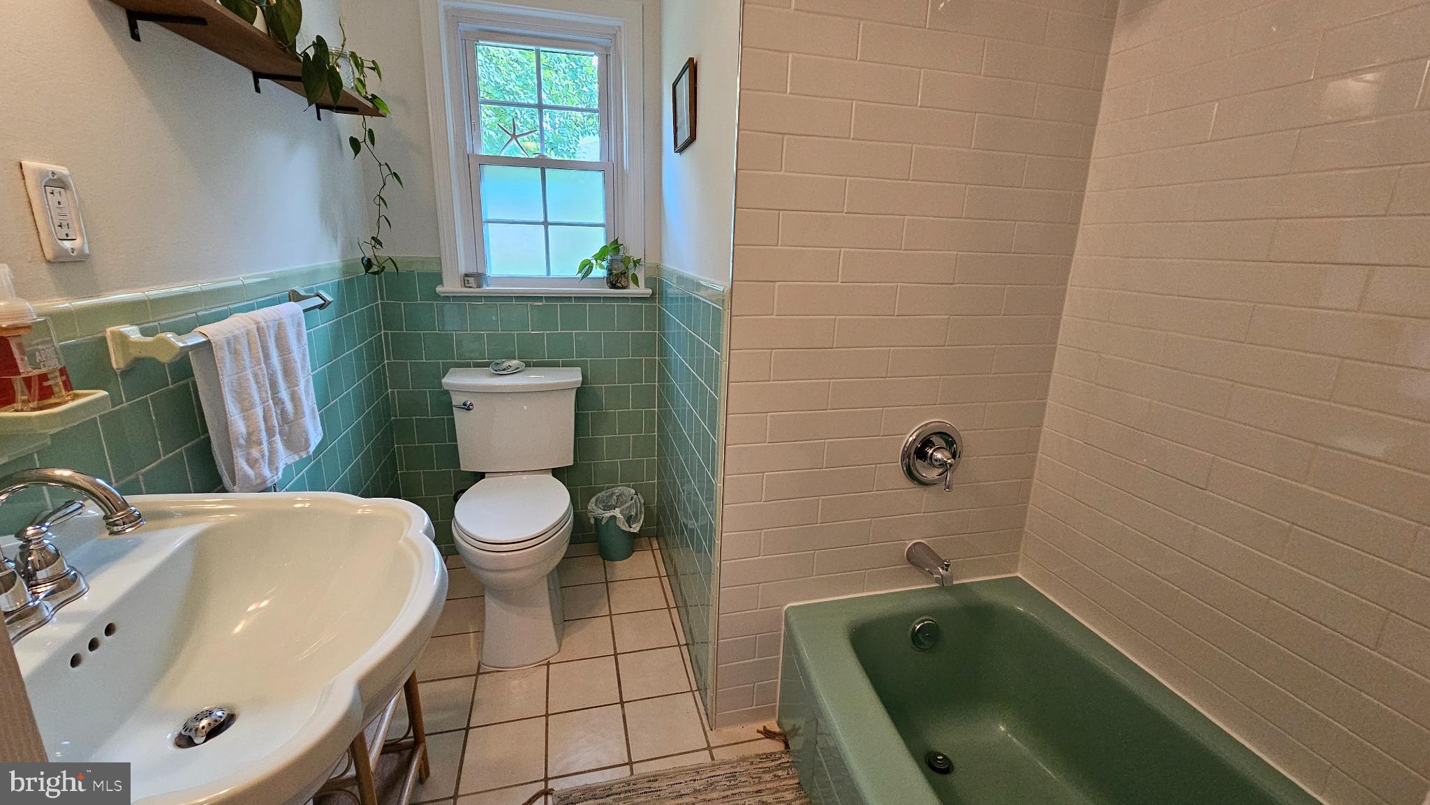 4021 Laurel Road Alexandria, VA 22309 - Photo 14 of 31 a bathroom with a sink a toilet and tub
