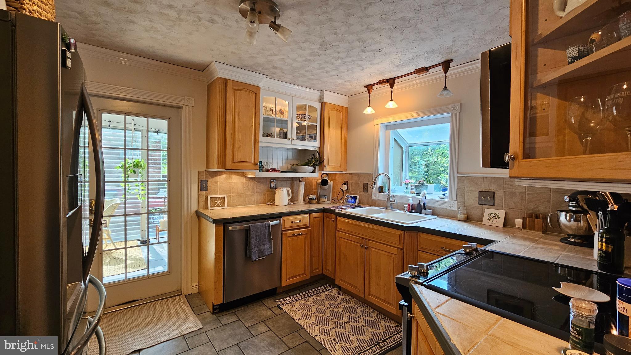 4021 Laurel Road Alexandria, VA 22309 - Photo 6 of 31 a kitchen with stainless steel appliances a sink stove and cabinets