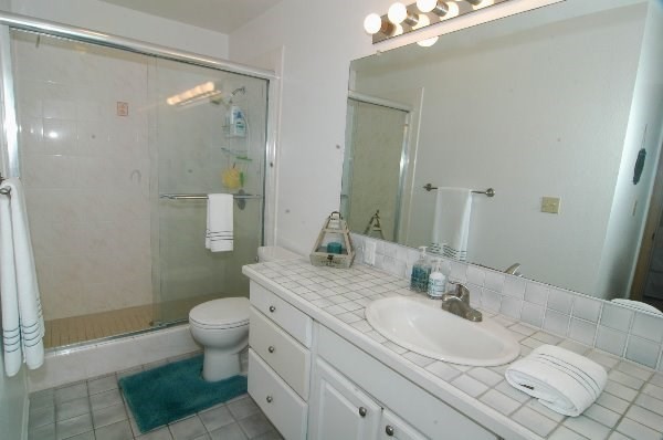 75-123 Lunapule Road, Unit 201 Kailua-Kona, HI 96740 - Photo 5 of 8 a bathroom with a sink and a mirror