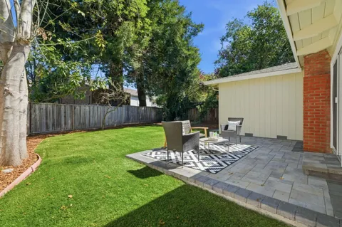 a view of a house with backyard and garden